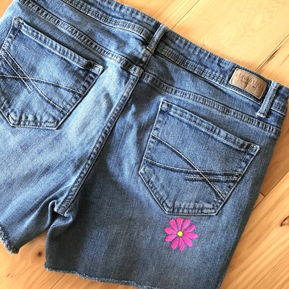 Ripped Jean Cutoffs, Size 10 (Junior): Upcycled Painted Grunge Cut-Off Shorts - Picture 10 of 12